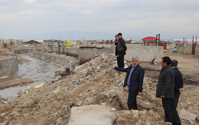 تداوم عملیات لایروبی کانال های منطقه ۷ تبریز