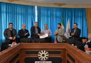 اهدای تندیس تابان به رئیس کمیسیون ورزش و جوانان شورای اسلامی تبریز