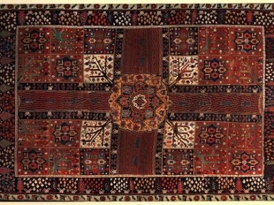 تا شما باشید درّ و گوهر و جواهر به قالی آویزان نکنید!