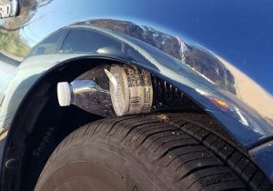 اگر فردی یک بطری بر روی چرخ خودرو گذاشته باشد به چه معناست؟