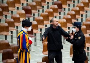 یک مرد جلسه سخنرانی پاپ را بر هم زد