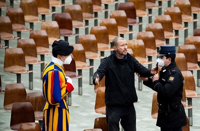 یک مرد جلسه سخنرانی پاپ را بر هم زد