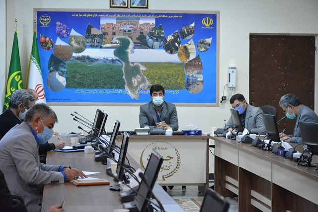 حوضه دریاچه ارومیه در کنار موضوع آب با بحران خاک نیز روبه رو می باشد