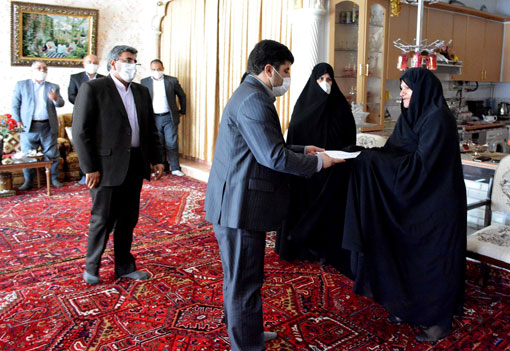 همسران شهدا و جانبازان اسطوره های صبر و فداکاری هستند