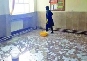 باز هم نظافت اجباری مدرسه توسط مادر یک دانش‌آموز