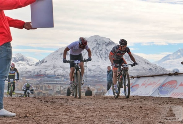 رکابزنی دوچرخه سواران ۱۲ استان در مسابقه جایزه بزرگ کوهستان ارس