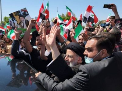 ۵ نکته درباره استقبال جعلی از رئیسی در سوریه