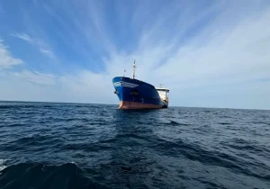 یک فروند کشتی نفتکش حامل ۶ میلیون لیتر گازوئیل قاچاق در سواحل دریای عمان توقیف شد/ این کشتی ۱۸ خدمه از اتباع کشورهای هند، سریلانکا و بنگلادش دارد