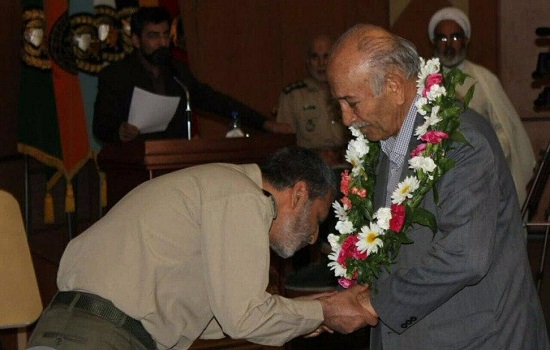 بوسه فرمانده کل ارتش بر دستان پدر توپخانه ایران