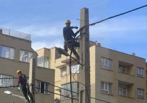 تبدیل شبکه فشار ضعیف هوایی برق تبریز به کابل خودنگهدار در خط پایانی