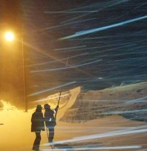 تلاش شبانه همکاران برق اسکو برای رفع خاموشی برق روستای آمقان