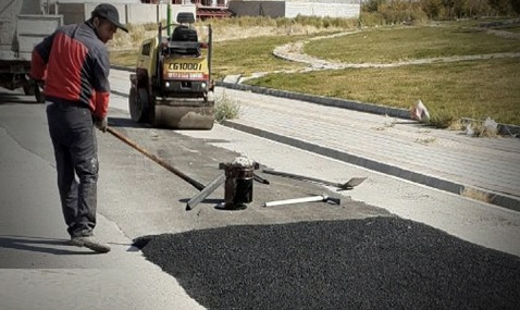 ترمیم و لکه گیری آسفالت مسیر ها و شریانهای سطح حوزه ی شهرداری منطقه ۹ تبریز