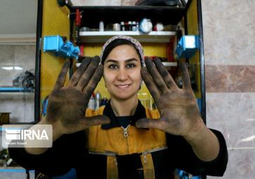 دیدار نخستین بانوی مکانیک تبریزی با مدیرکل آموزش فنی و حرفه ای آذربایجان شرقی