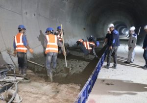 آغاز عملیات روسازی و ریل‌گذاری تونل غربی خط ۲ متروی تبریز با تجهیزات بومی