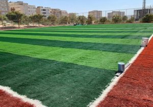توسعه زیرساخت‌های ورزشی با اجرای زمین‌های چمن مصنوعی در محلات مختلف شهر در سال جاری