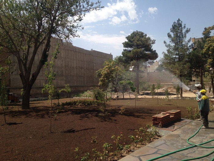 آغاز عملیات کاشت چمن و گلکاری در باغ صفاری تبریز