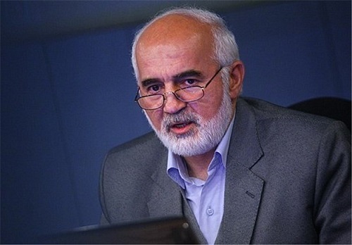 کاسبان با غسل روحانیون برای خود کرامت میتراشند/ پارکینسون روی عقل تاثیر نمیگذارد