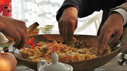 ۱۰دلیل برای آنکه می گویند با دست غذا بخورید