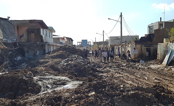 شهردار تبریز در پل‌دختر حضور یافت بازدید شهردار تبریز از شهر سیل زده پل دختر