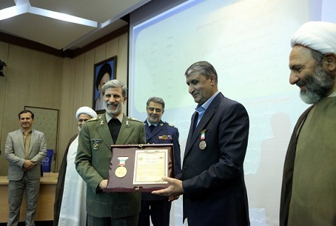 اعطای نشان به وزیر راه و شهرسازی به عنوان چهره ماندگار صنعت هوایی کشور