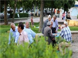 بازنشستگان منتظر افزایش حقوق خود باشند