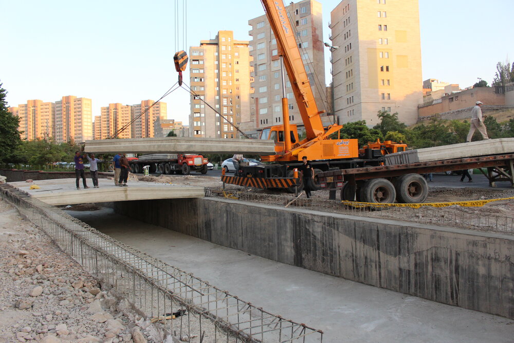 مراحل پایانی عملیات دال گذاری کانال جاده باسمنج