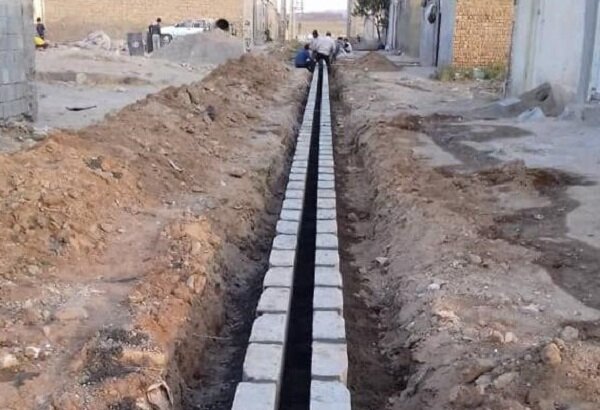 اجرای عملیات احداث آب‌روی کم عرض در کوی البرز به طول ۱۵۰ متر