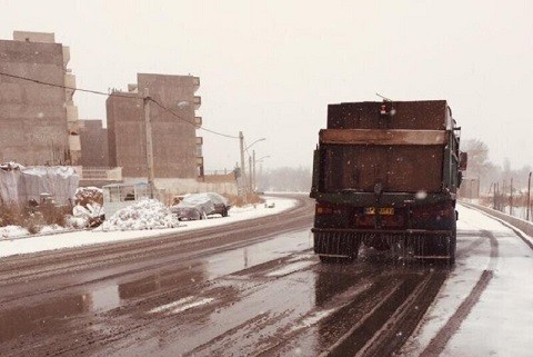بسیج شبانه روزی تمام ماشین آلات سازمان مدیریت پسماندها برای برف روبی و محلول پاشی