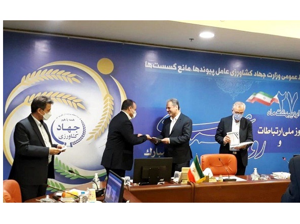 تجلیل وزیر جهادکشاورزی از مهندس وحید کاظم زاده مدیر روابط عمومی سازمان جهادکشاورزی استان آذربایجان شرقی