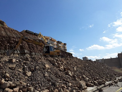 رفع خطراز ریزش سنگ درحاشیه پاسداران و کوی الهیه