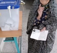 مسن ترین بانوی روستای علی آباد علیای هشترود رای خود را به صندوق انداخت
