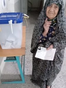 مسن ترین بانوی روستای علی آباد علیای هشترود رای خود را به صندوق انداخت