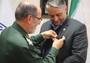 اهدای نشان مدیر جهادی و در تراز انقلاب اسلامی به مدیرکل نوسازی مدارس آذربایجان شرقی