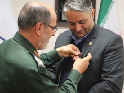 اهدای نشان مدیر جهادی و در تراز انقلاب اسلامی به مدیرکل نوسازی مدارس آذربایجان شرقی 