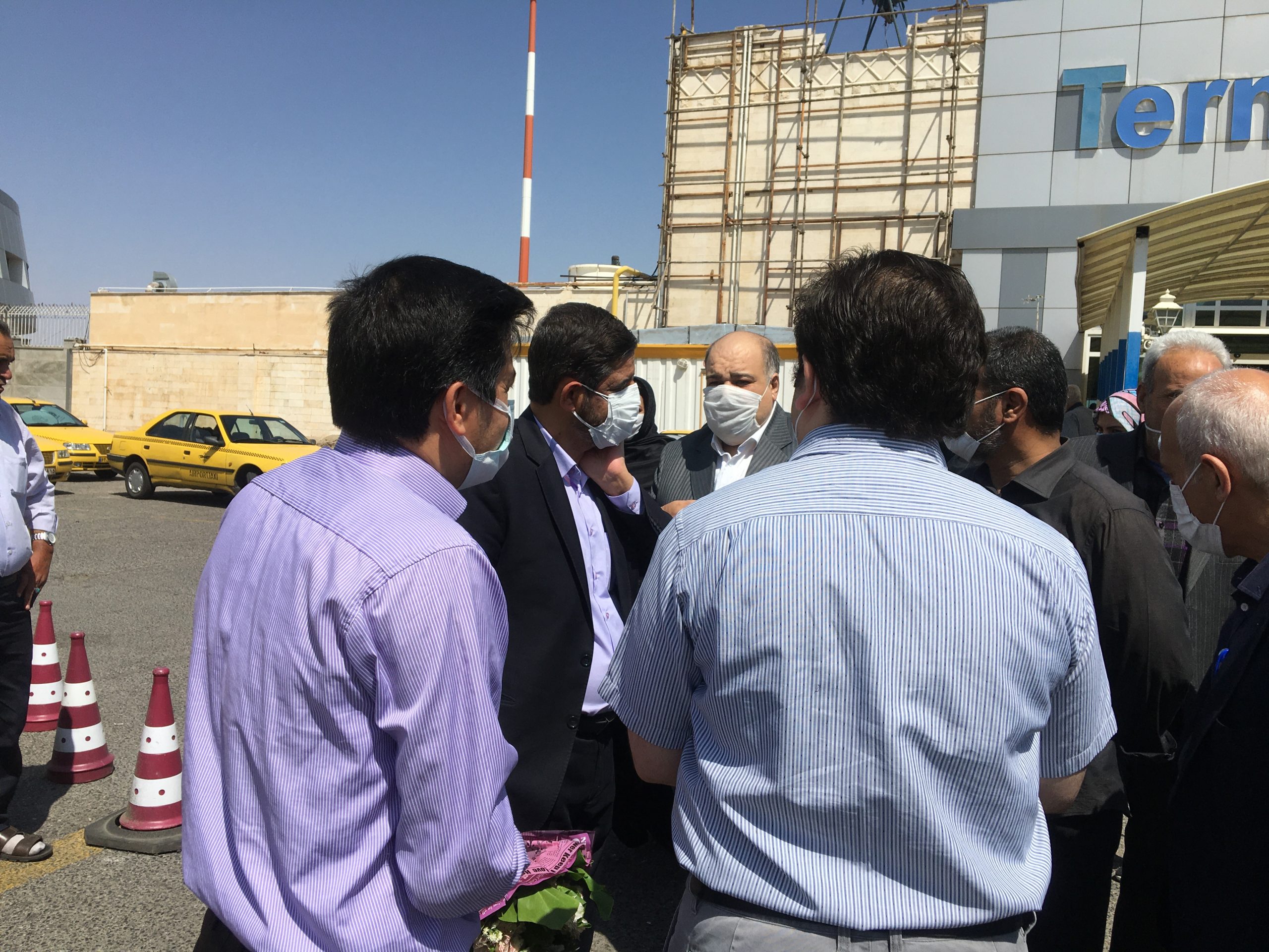 با حضور جمعی از مردم تبریز صورت گرفت، استقبال از جانباز دوران دفاع مقدس در فرودگاه تبریز + تصاویر