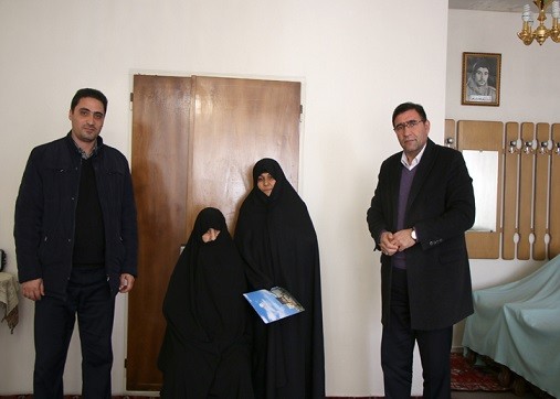 شهردار منطقه۴ تبریز در دیدار با خانواده‌های معزز شهدا عنوان کرد: فضایل اخلاقی شهدا، الگویی برای جامعه امروزی