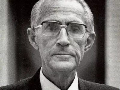 معلم خود ساخته در تاریخ ادبیات ایران رسم و نشان های بزرگی به یادگار گذاشت