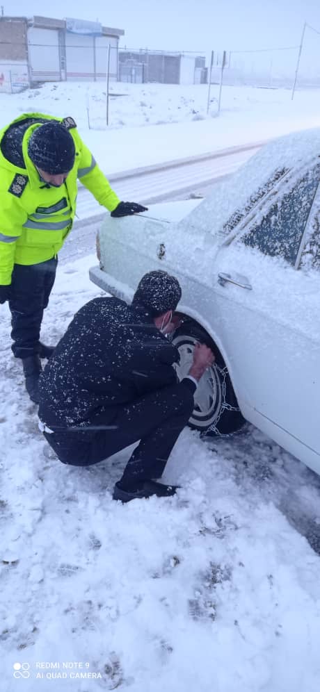 گزارش تصویری از امداد رسانی پلیس راه سراب تبریز به در راه ماندگان