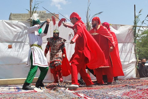 اجرای نمایش حنای خون همزمان با عاشورای حسینی /واقعه کربلا با ۴۱ بازیگر روایت شد