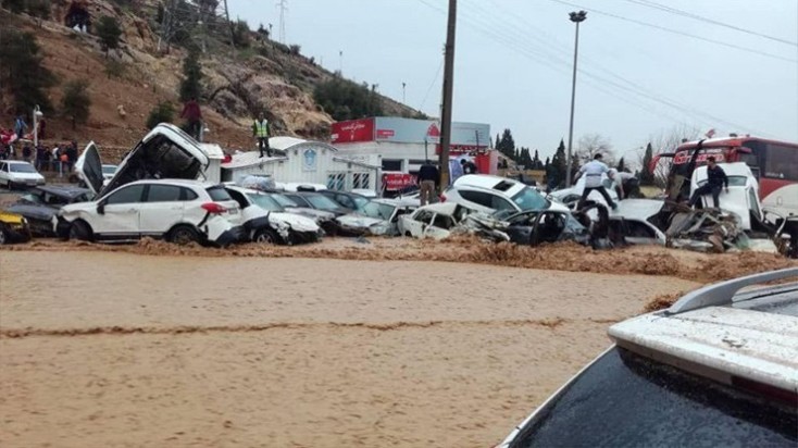 اطلاعیه /اگر در هنگام سیل در ماشین گیر افتادیم چه کنیم؟!