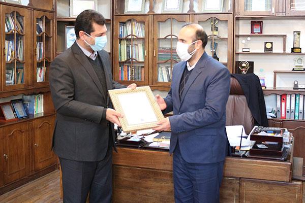 اهدا لوح تقدیر از سوی مدیر کل صدا و سیمای مرکز آذربایجان شرقی به مدیر کل دامپزشکی آذربایجانشرقی