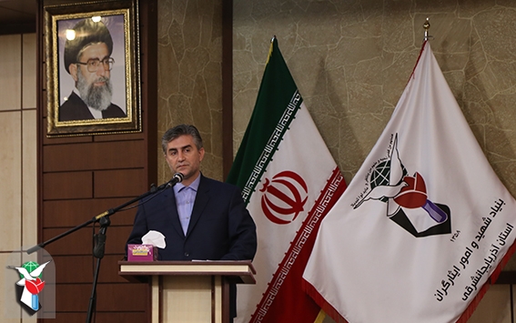 کار خبر و رسانه درون و برون یک جامعه را به هم پیوند می‌دهد