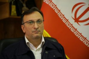 اهداء لوح سپاس و تندیس به مدیر عامل شرکت سیمان صوفیان