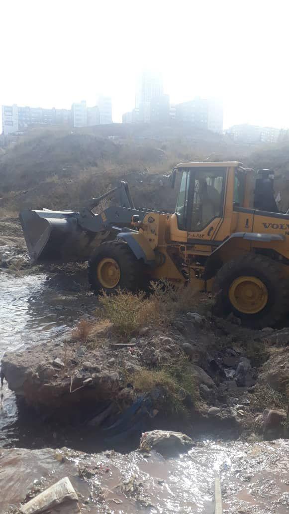 لایروبی مسیر ۵ کیلومتری بزرگراه دو کمال توسط شهرداری منطقه پنج