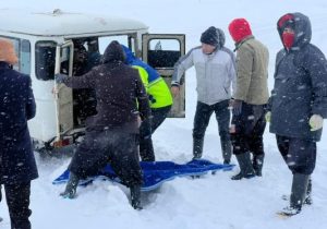 انتقال بیمارحدودا ۷۰ ساله بدحال به مرکز درمانی بعد از ۳ ساعت عملیات نفس‌گیر در برف و بوران