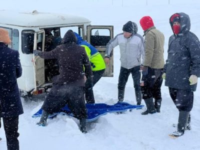 انتقال بیمارحدودا ۷۰ ساله بدحال به مرکز درمانی بعد از ۳ ساعت عملیات نفس‌گیر در برف و بوران