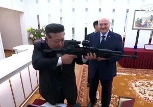ذوق زدگی کیم جون اون از هدیه متفاوت | یک تفنگ خودکار برای روز مبادا