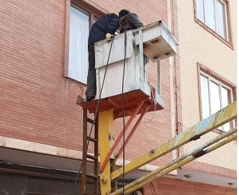 خاکبرداری از محل ریزش کوه در خیابان ولی پور شهرک باغمیشه تبریز ادامه دارد