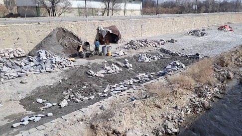 با ۴۰ میلیارد ریال هزینه تداوم دارد؛ کف سازی بستر مهرانه رود در فاز اول بزرگراه دو کمال حوزه شهرداری منطقه ۵ تبریز