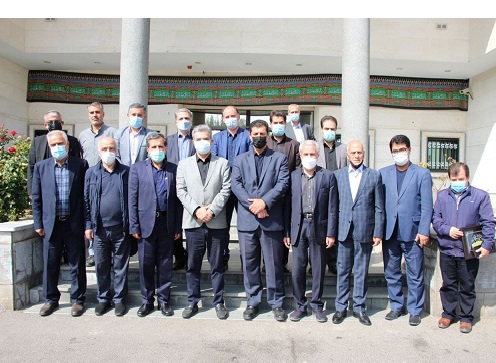 بازاریان همیشه برای برداشتن باری از دوش مردم پای کار هستند